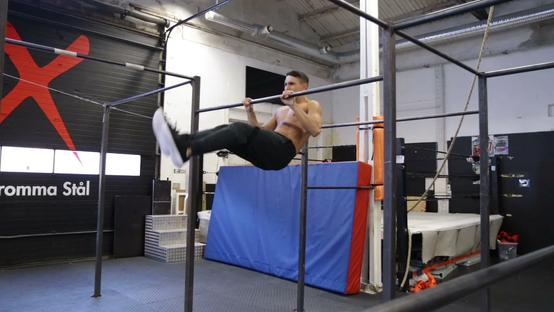 Common mistake in dynamic muscle up showing bent arms during the swing which stalls the bar transition