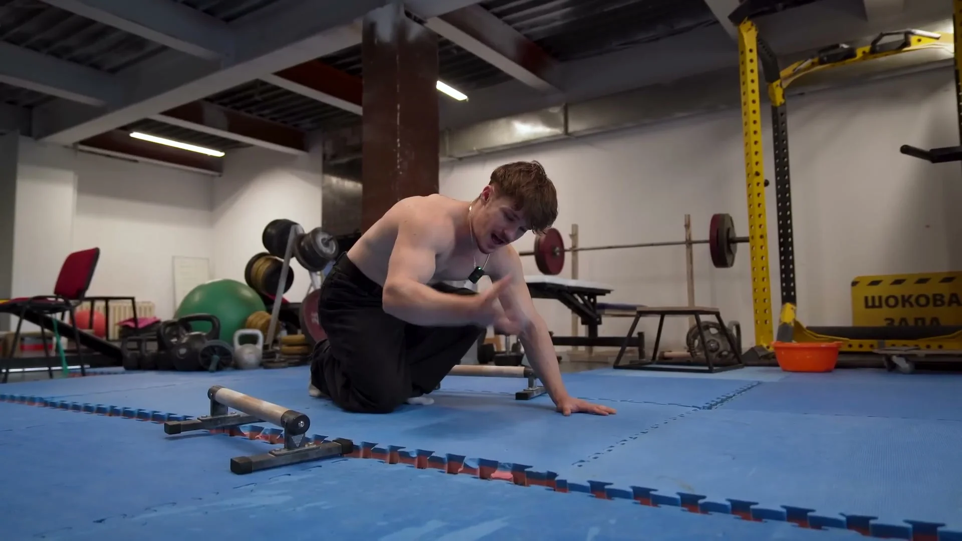 Nathan Bosech in a straight handstand with forward shoulder lean on a calisthenics bar